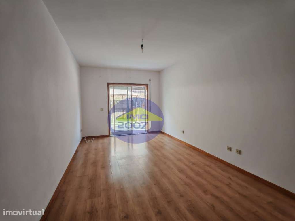 Apartamento T2 com terraço em Canelas-20