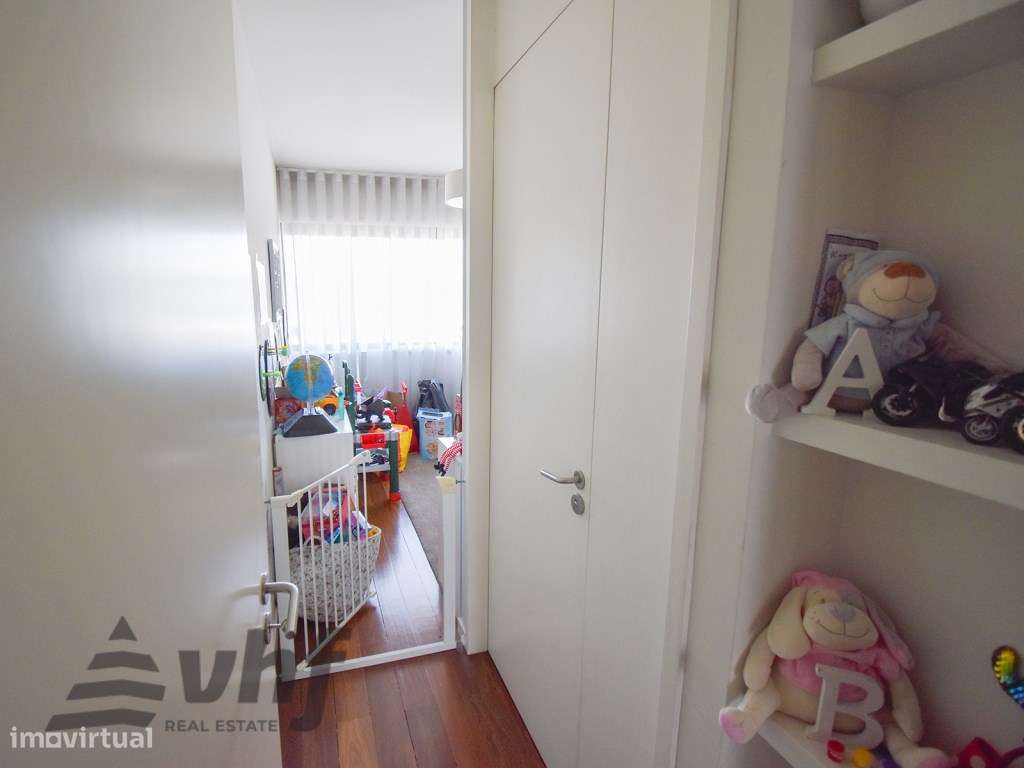 Oportunidade Única: T5 de Excelência no Condomínio Jardim das Camélias-13