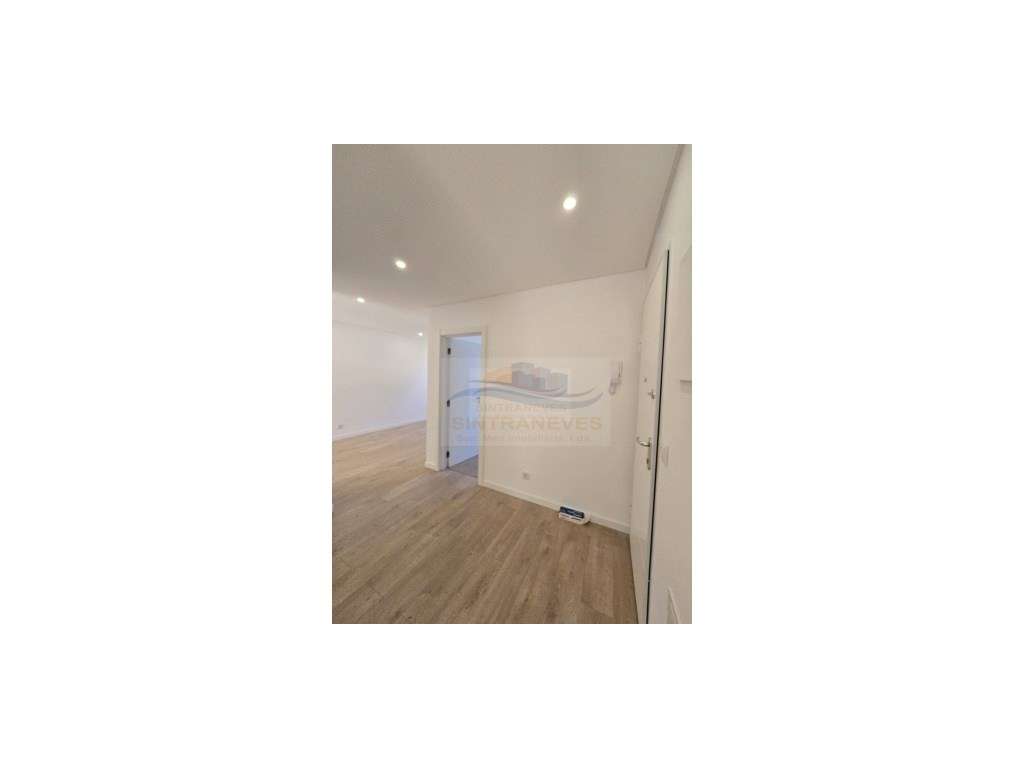 Deslumbrante T2 Totalmente Remodelado com terraço - Amadora-16