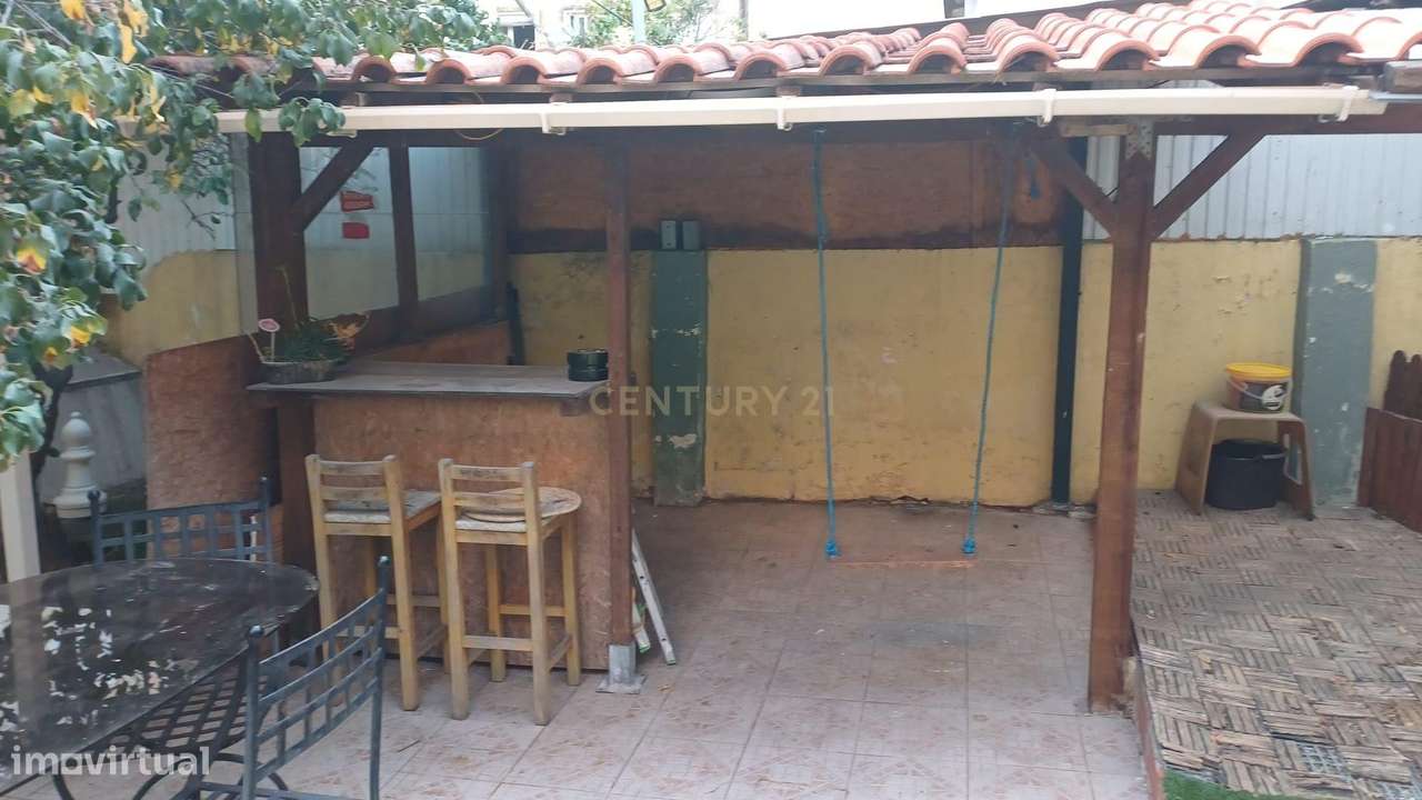Apartamento T2+1 com Terraço no Centro de Odivelas-24