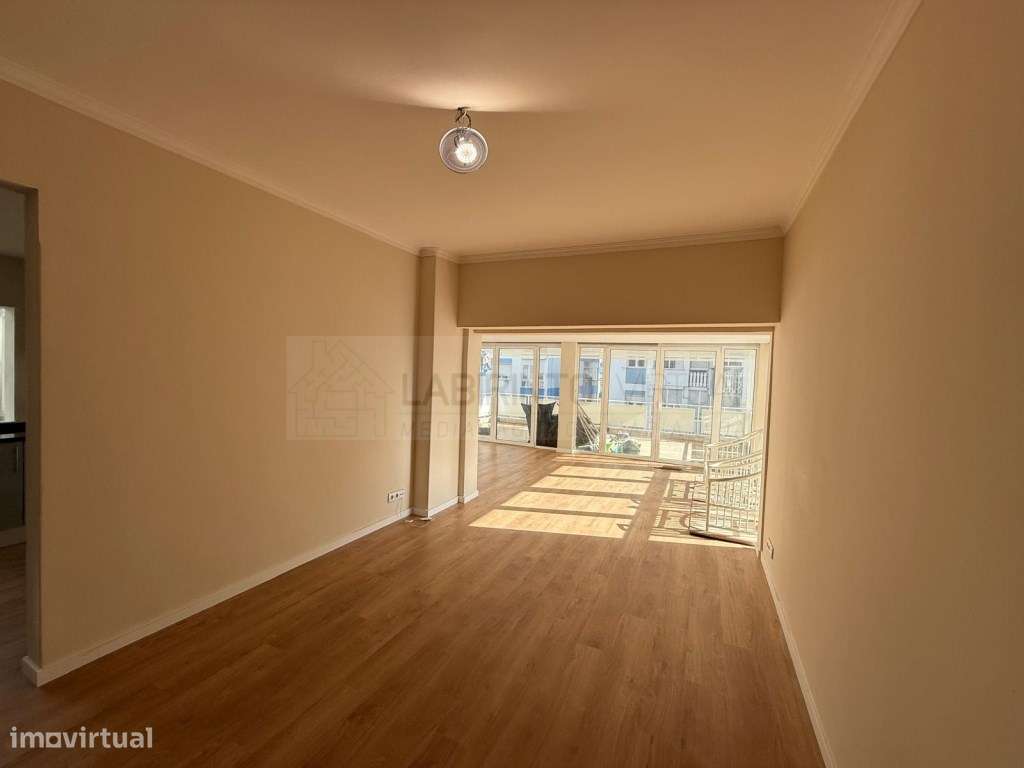 Vende-se T3 com terraço coberto e totalmente remodelado, no centro ... - Grande imagem: 3/16