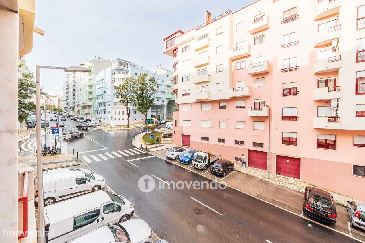 Apartamento T3, com estacionamento e arrecadação, na Ramada-12