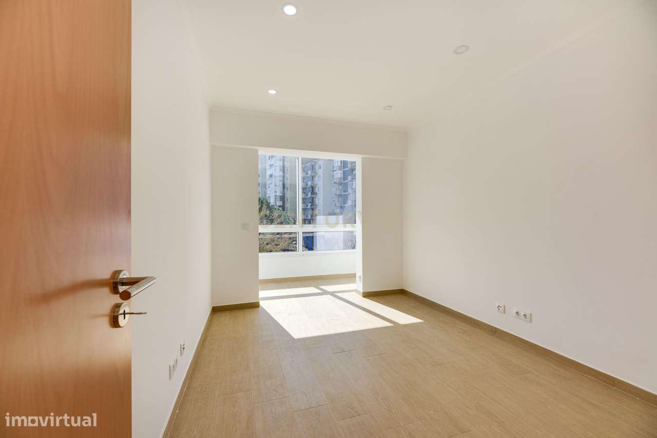 “T1 Remodelado | Falagueira | 10 min Metro Reboleira | Zona Tranquila” - Grande imagem: 5/28