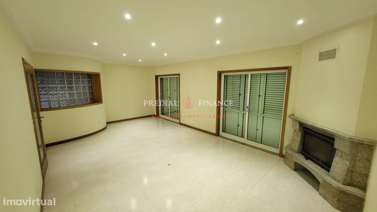 Moradia T4 com Jardim, Terraço, Garagem Dupla e Área de Barbecue — Exc - Grande imagem: 4/36