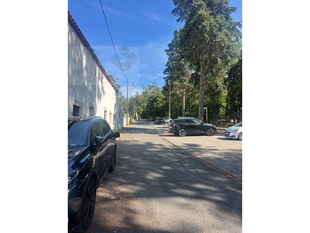 Moradia frente Monsanto, Excelente oportunidade, T2, por recuperar!-8