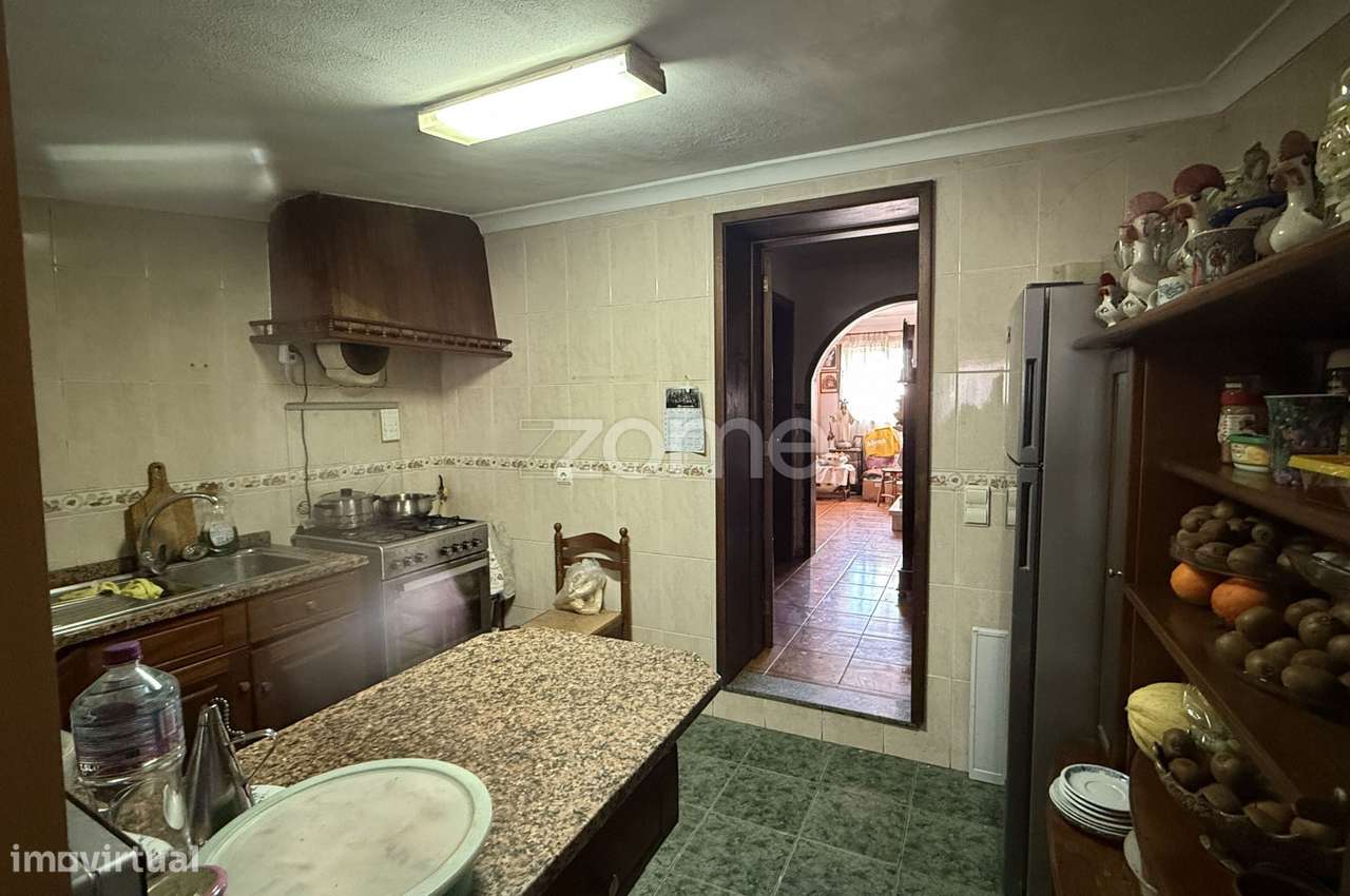 Moradia com terreno e anexos-13