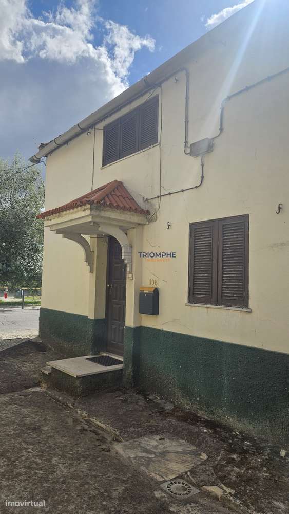 Moradia T2 Campolide, para renovação total-7