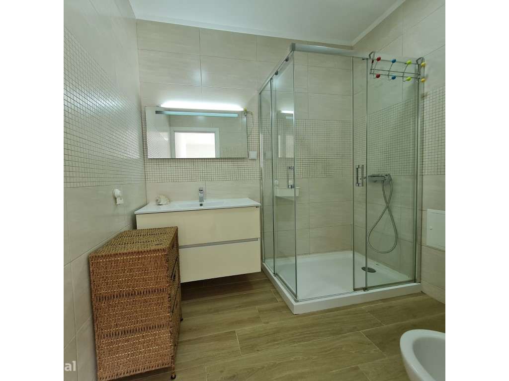 Vende-se moradia T8 junto á Praia da Assenta-40