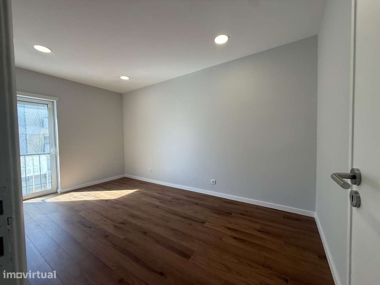 Apartamento T4 transformado em T3 Remodelado no Laranjeiro, Almada-9