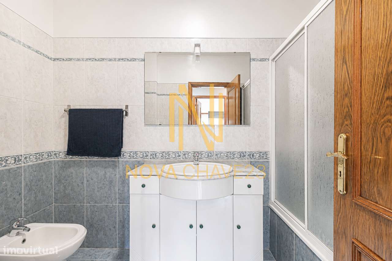 Apartamento T2 com Suíte nas Campinas Remodelado com Varanda-17