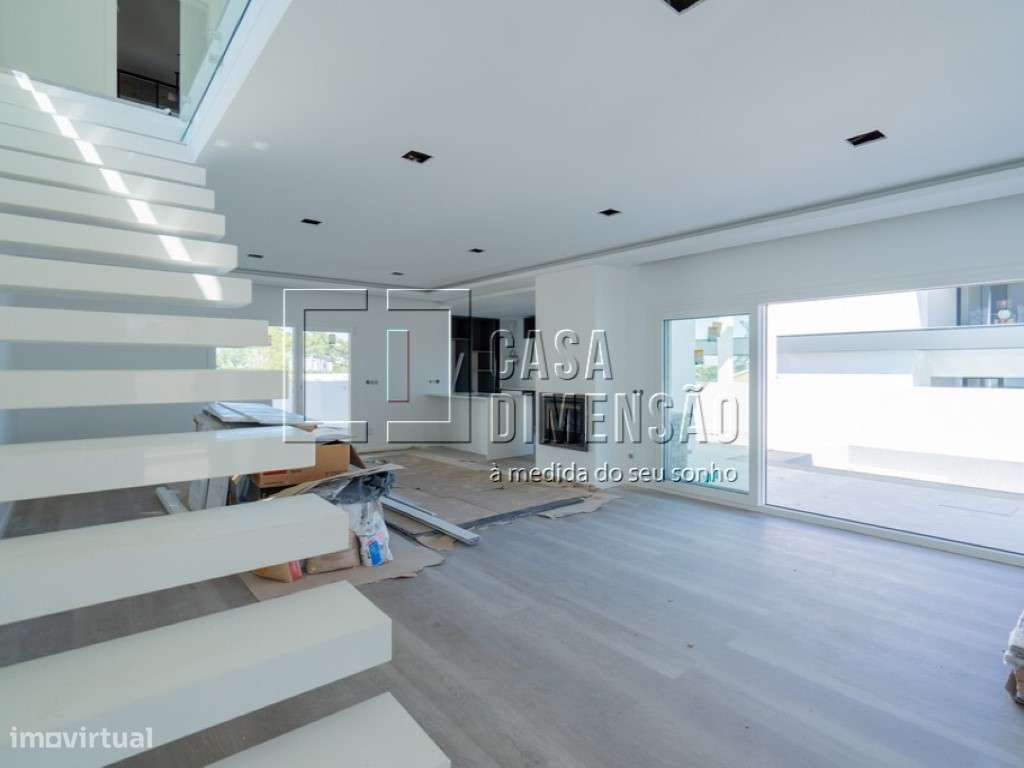 Moradia isolada de Arquitectura Moderna de tipologia T4 na zona da ... - Grande imagem: 5/60