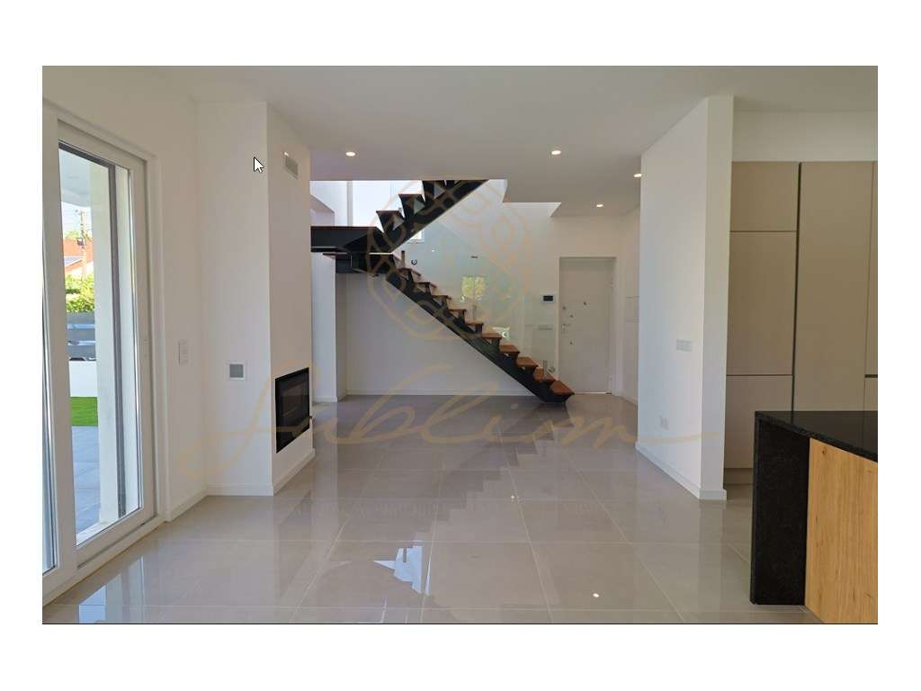 Moradia Nova com 4 Assoalhadas, Garagem Box e Piscina!-11