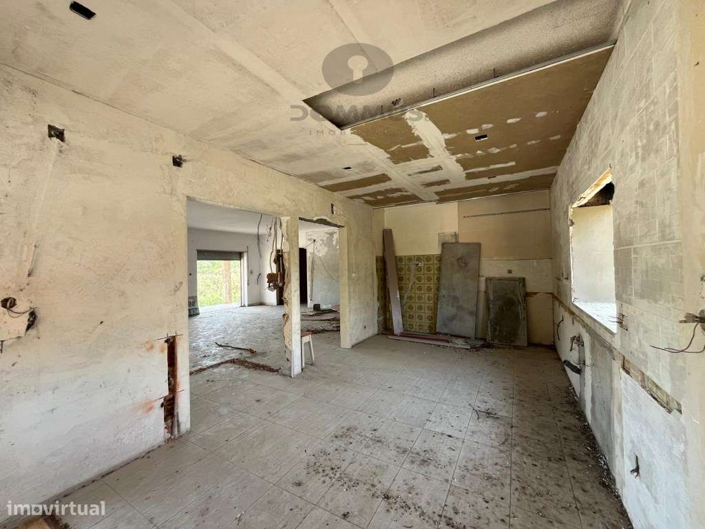 Moradia T4 para Recuperar em Ourém com Terreno Anexo-8