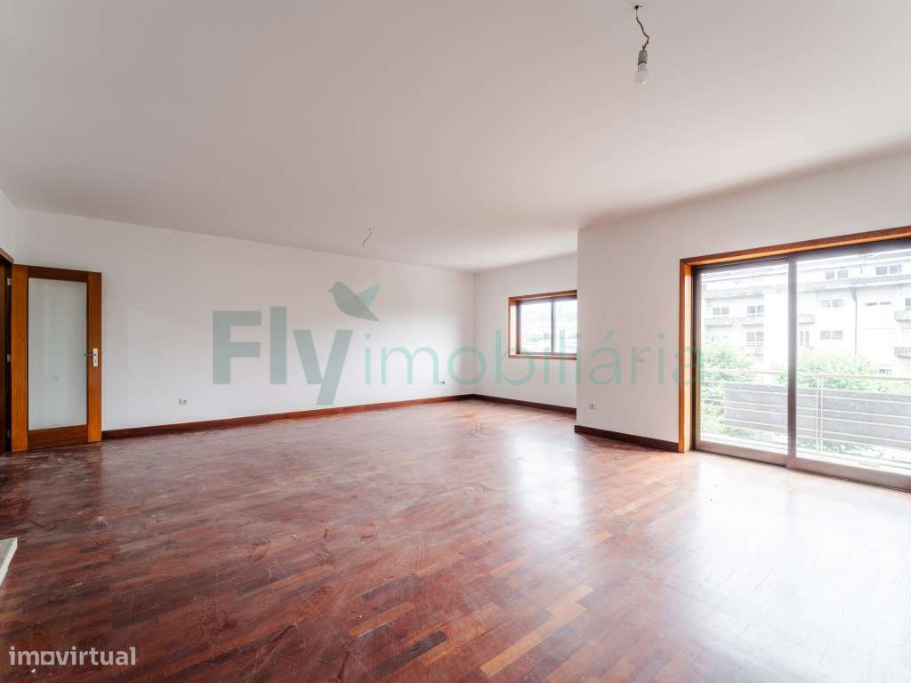 Excelente Apartamento T4 com Suite e Lugar de Garagem para 2 Carros-3