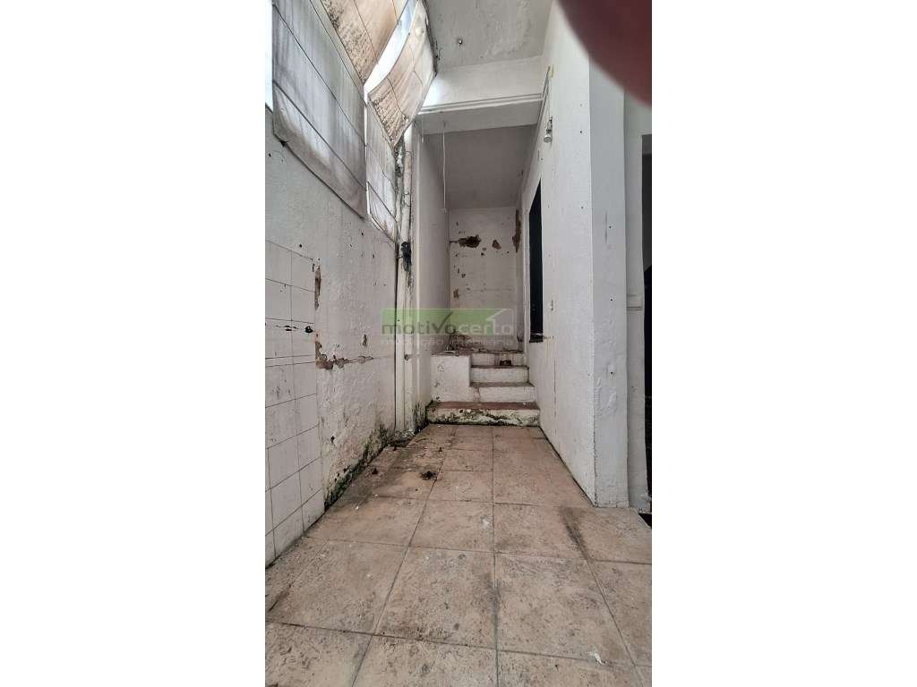 Moradia T2 com 2 Pisos no Coração de Campolide, Lisboa-14