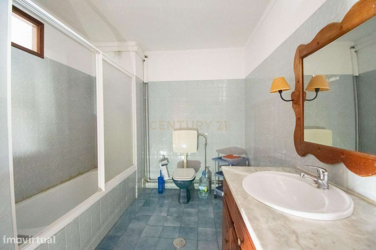 Apartamento T2 com Garagem e Vista Panorâmica – Rua António Jardim, Co-10