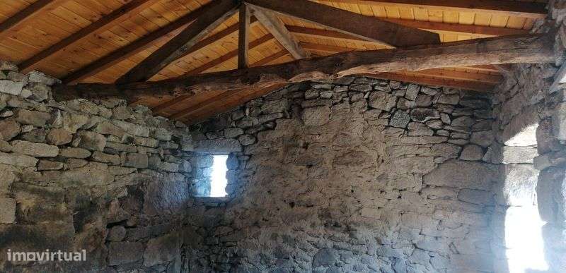 Ruínas encosta da serra do Gerês - Grande imagem: 5/8