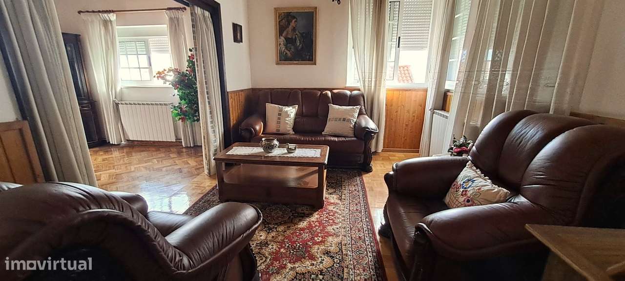 Moradia T5 com garagem e jardim em Miranda do Douro-13