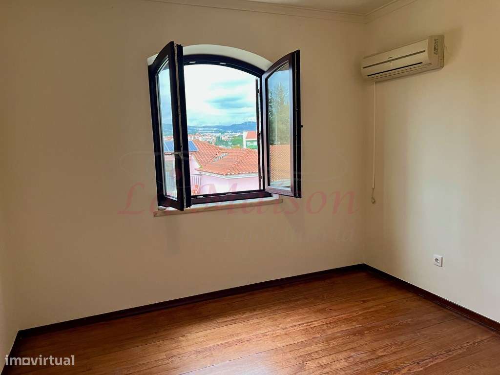 Moradia V4 Duplex no Centro de Loures-58