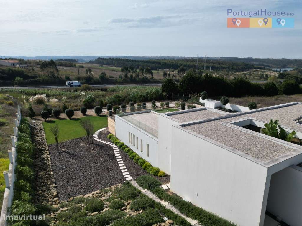 Moradia T4 de Luxo com terreno de 5.300 metros quadrados-8