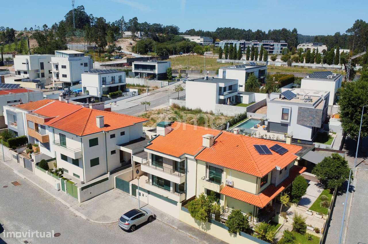 Moradia T4, de três frentes, na Cidade da Maia!-36