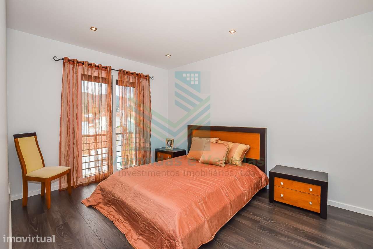 Moradia de luxo T5 com piscina e anexo-33