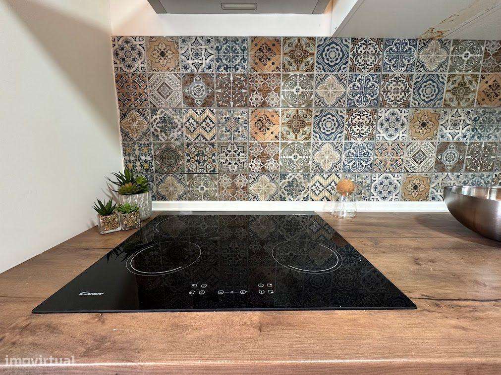 Arrendamento T2 duplex com terraço remodelado e mobilado no centro de - Grande imagem: 5/24