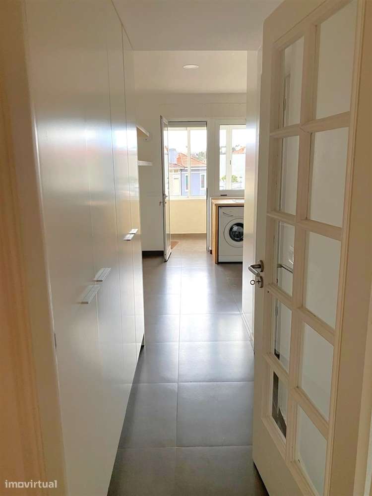 Apartamento T4 c/ varanda renovado à Av. da Boavista-4