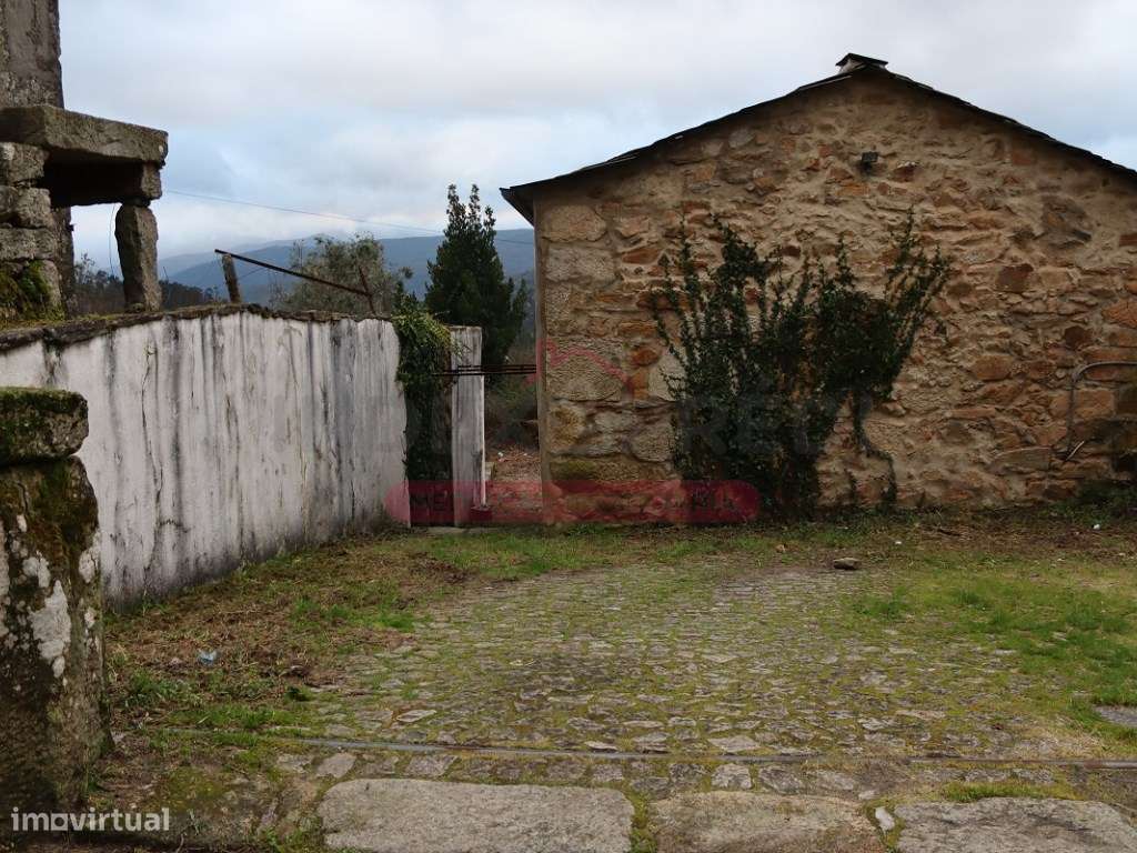 Duas moradias (1 moradia V1 + 1 moradia V2) em Alvarenga, Arouca-12