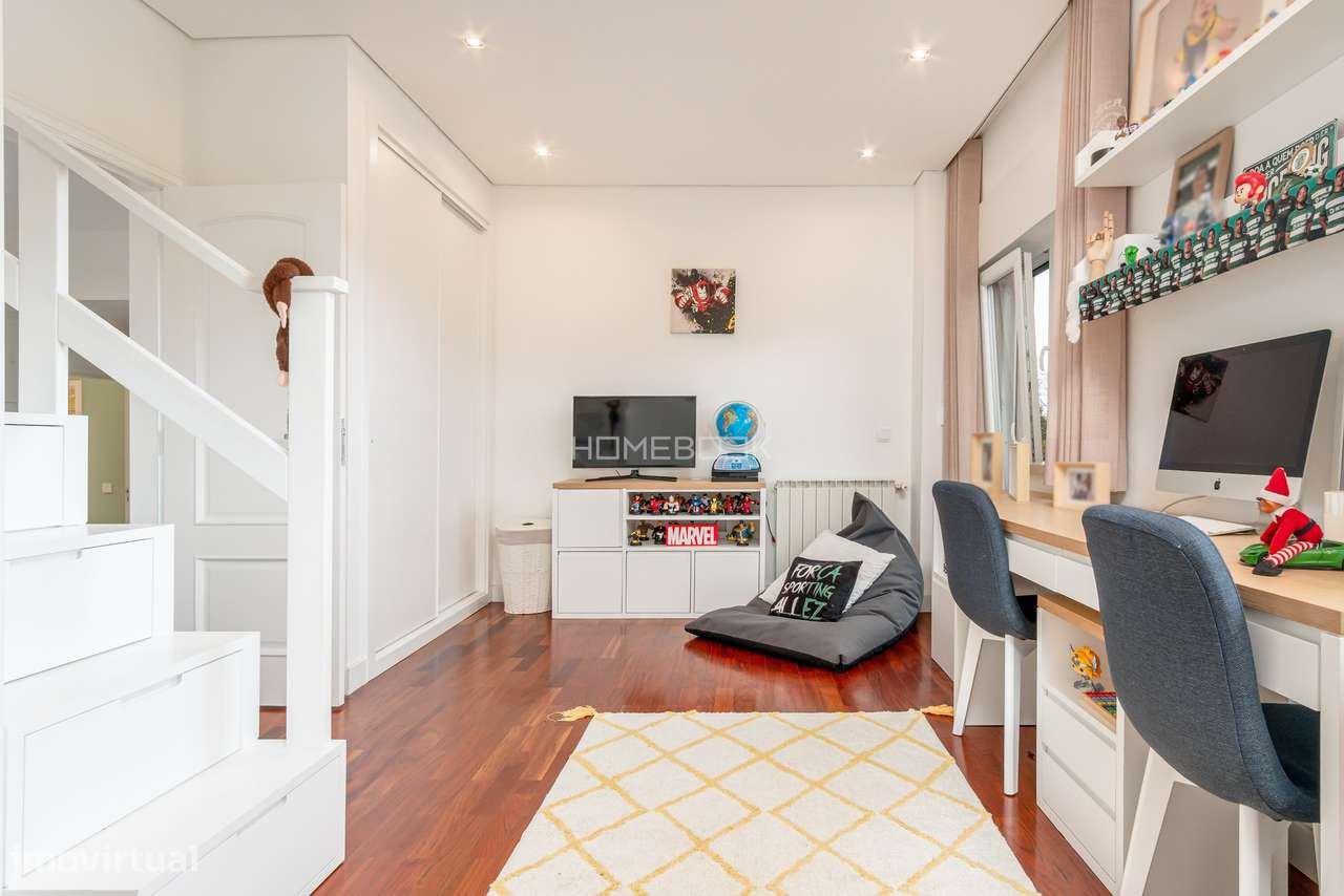 Moradia T5 renovada em condomínio fechado com piscinas, campo de ténis-31