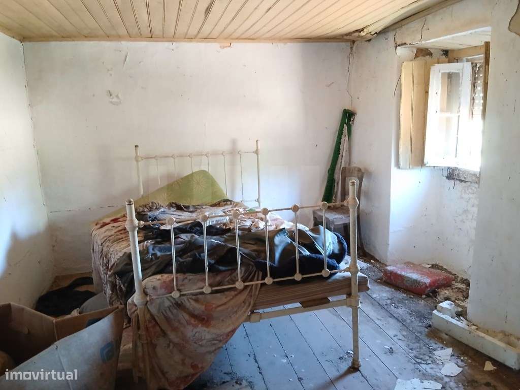 Moradia T3, em terreno de 1663 m² ,para reconstrução total, a 5 min...-13