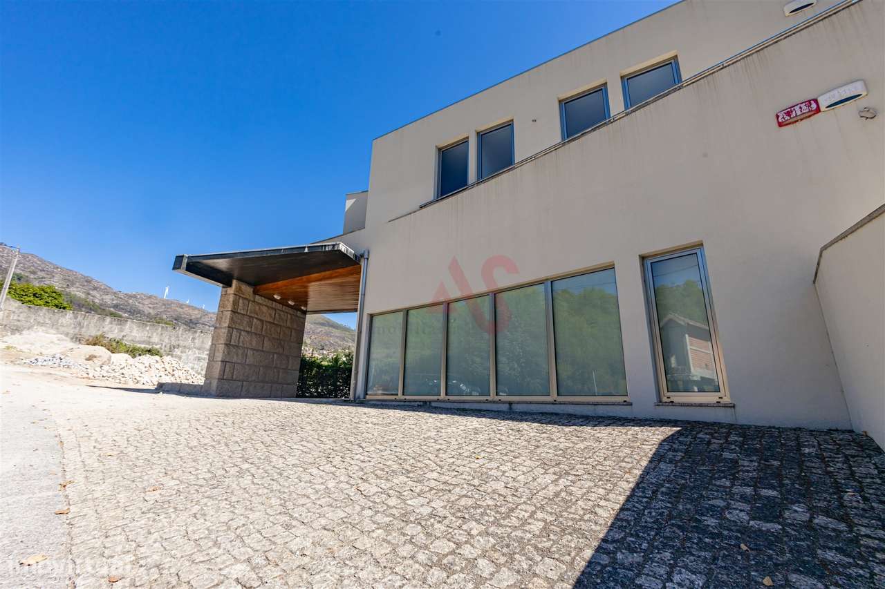 Moradia T4, com 3 pisos, com licença p/ comércio em Baião. - Grande imagem: 2/41