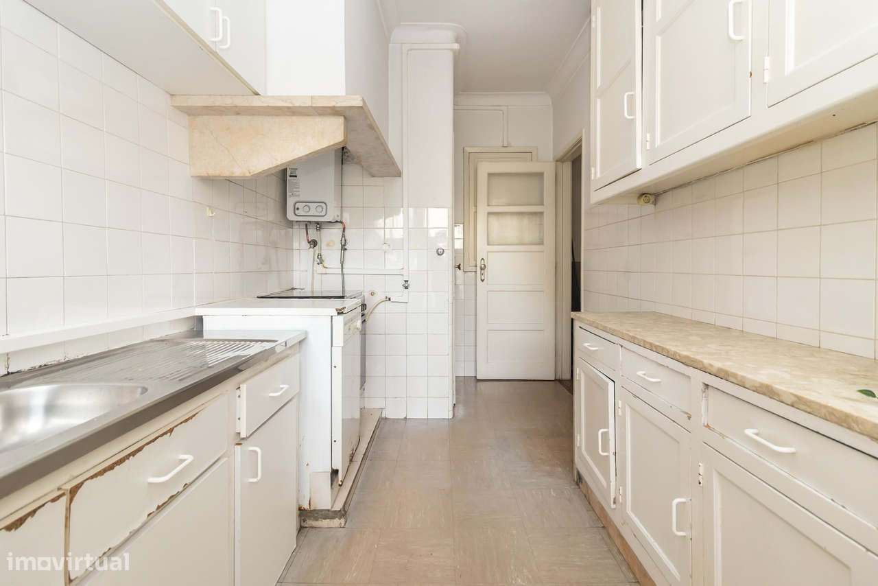 Apartamento T2, junto ao Hospital da Cruz Vermelha , em Benfica-12