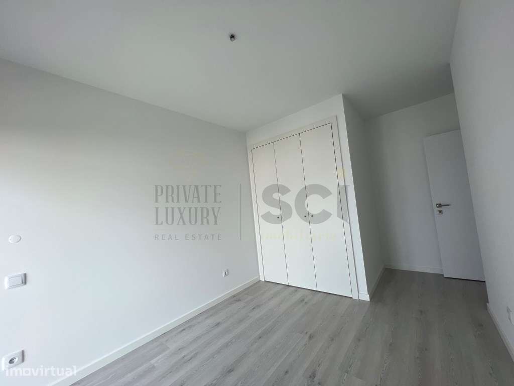 Apartamento T3 Quinta da Fábrica Parqueamento e Varandas-8