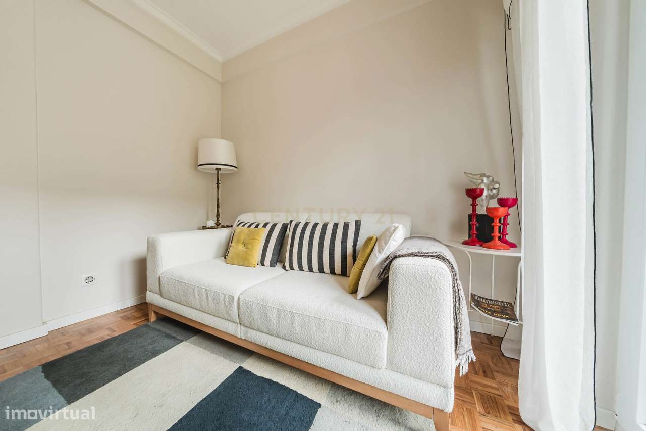 T4 luminoso com varanda ampla a 5 minutos da estação de Monte Abraão-5