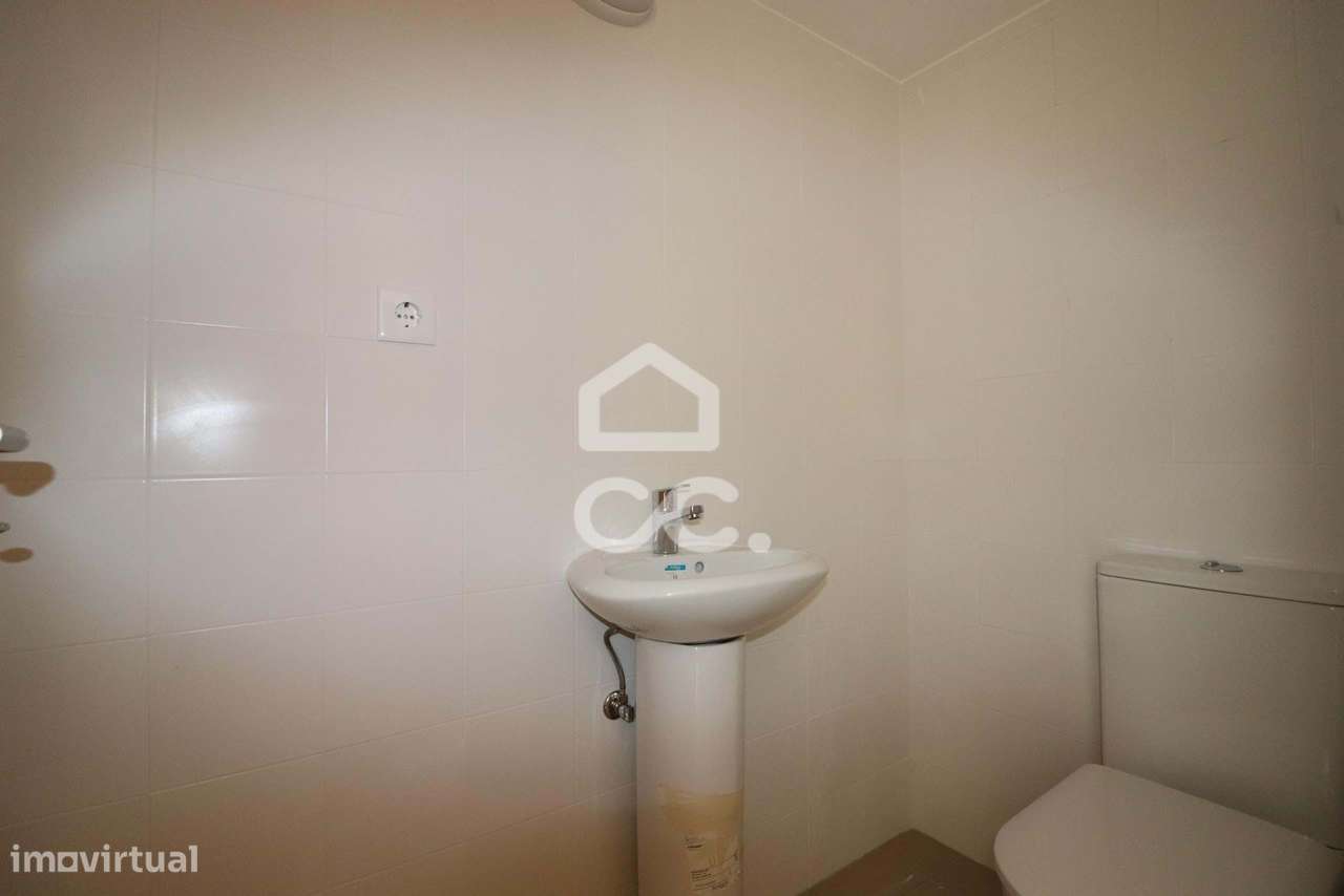 Loja nova, com montras e wc, para arrendamento no centro da Vila do Av - Grande imagem: 5/16