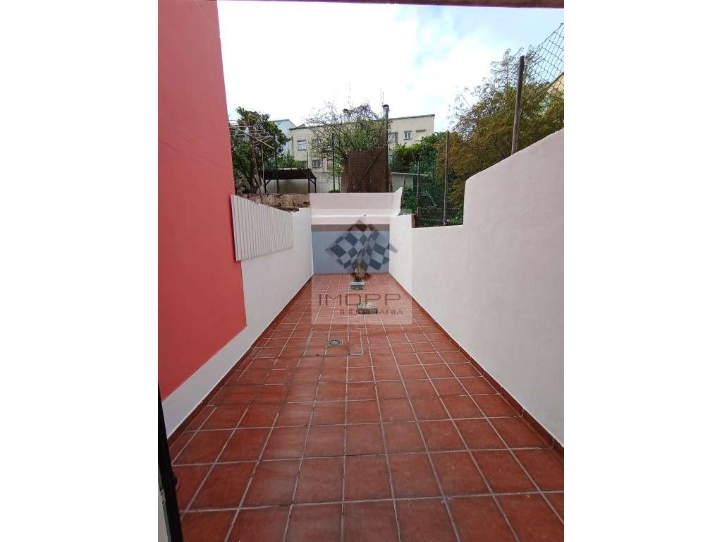 Espetacular T1 remodelado com logradouro em Benfica-9