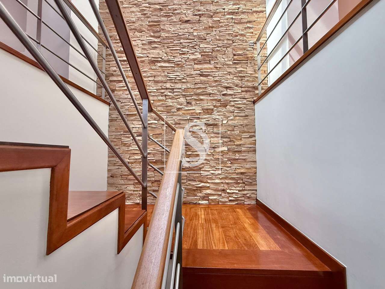 Moradia T4 de Luxo em Valongo com Jardim, Domótica e Acabamentos de Al-17