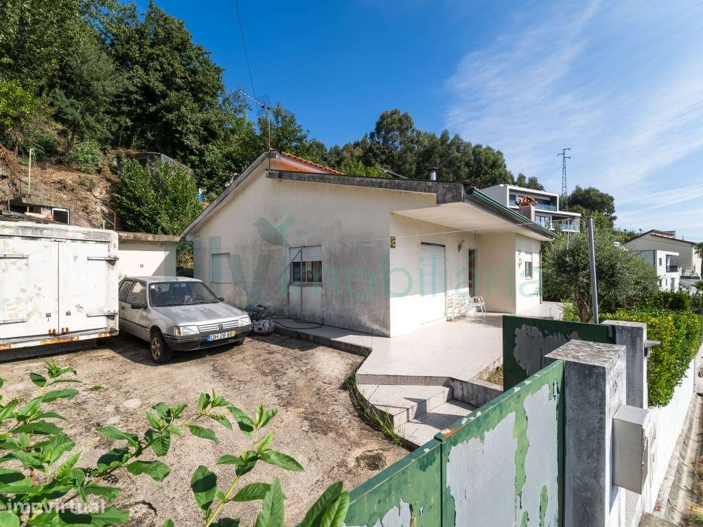 MORADIA TÉRREA COM GRANDE POTENCIAL | GARAGEM E JARDIM-13