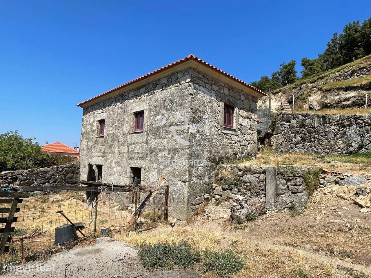 Propriedade com moradia recuperar, 4.700m2 de terreno, vistas excelent-9