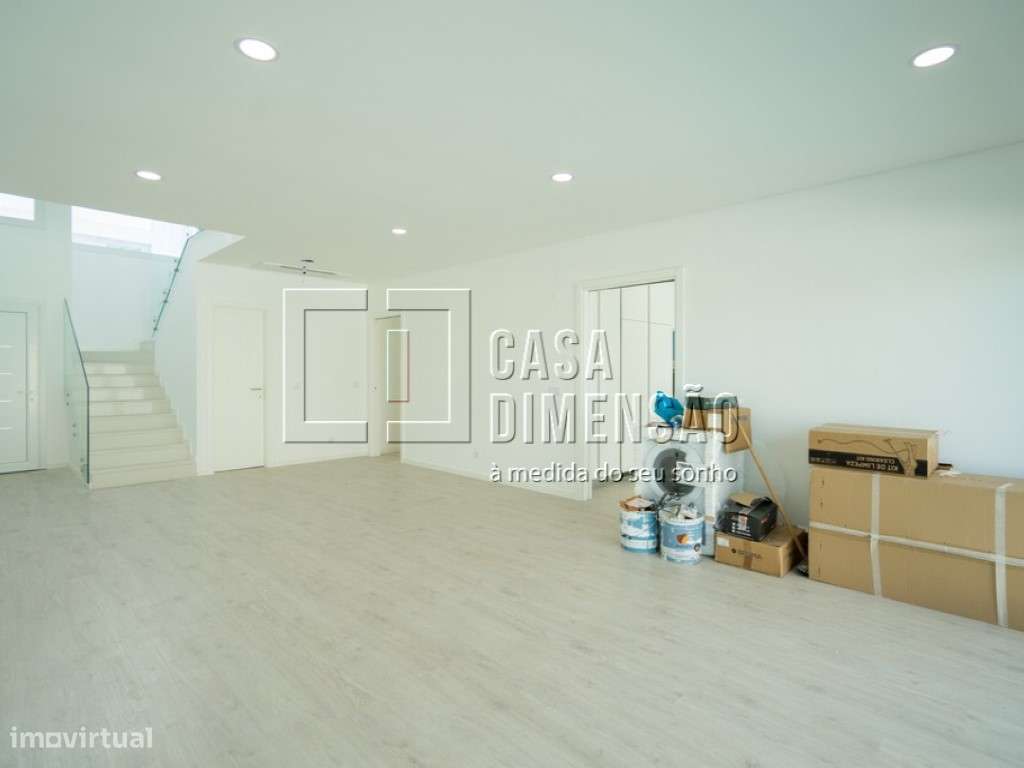 Moradia isolada de Arquitectura Moderna de tipologia T5 na zona da ... - Grande imagem: 5/60