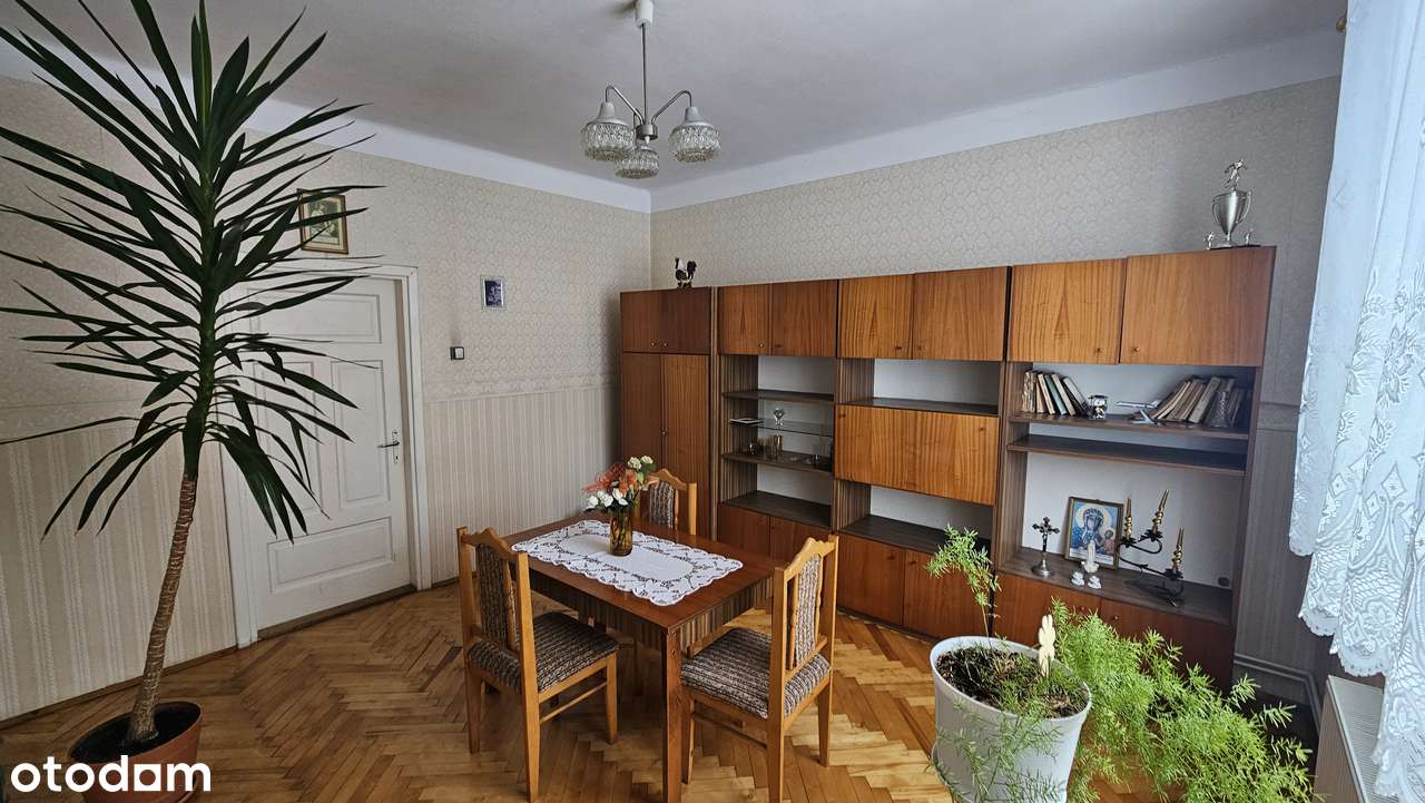 Budynek mieszkalny wraz zabudowaniami gospodarczymi-4