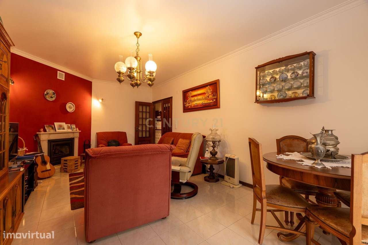Apartamento de tipologia T2, com box e varandas, localizado em Rio de-7