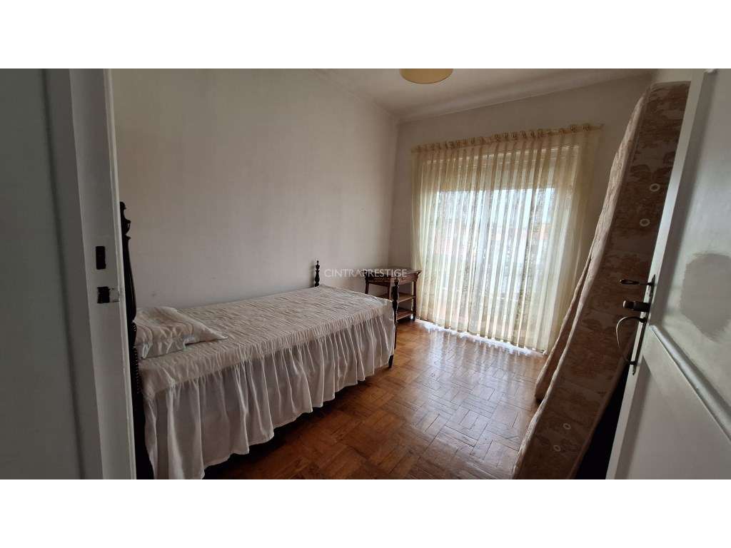 Moradia T4 com quintal e garagem em Algueirão-6