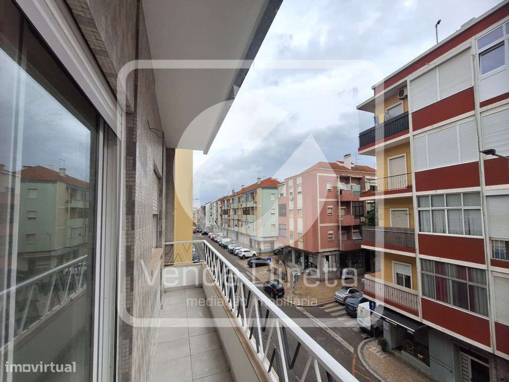 T4 totalmente remodelado no Barreiro com Varanda.-14