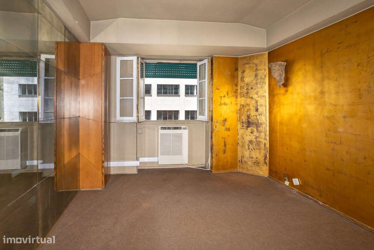 Apartamento T2 para remodelação nas Picoas -Lisboa-15