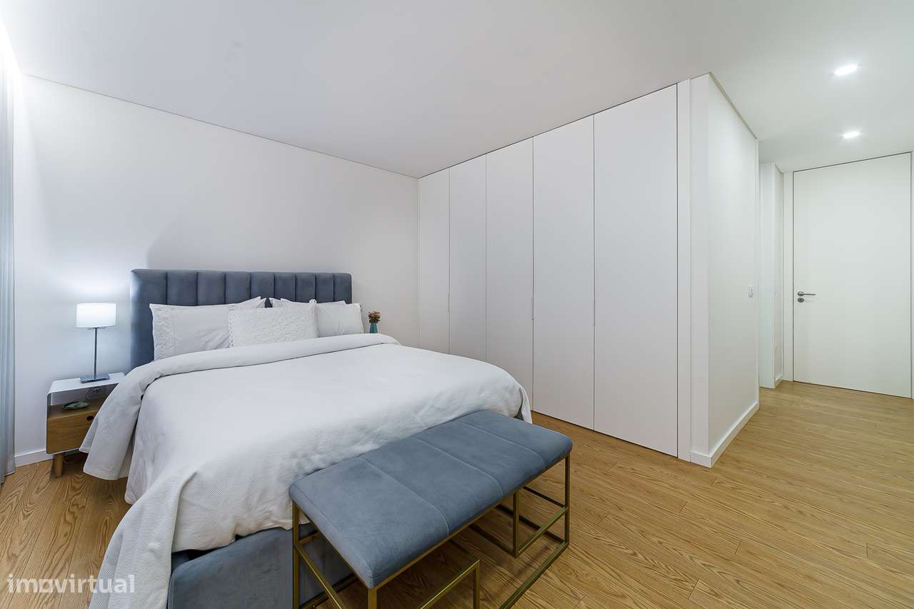 Exclusivo apartamento T3+1 seminovo, com 190m2, três frentes e box-22