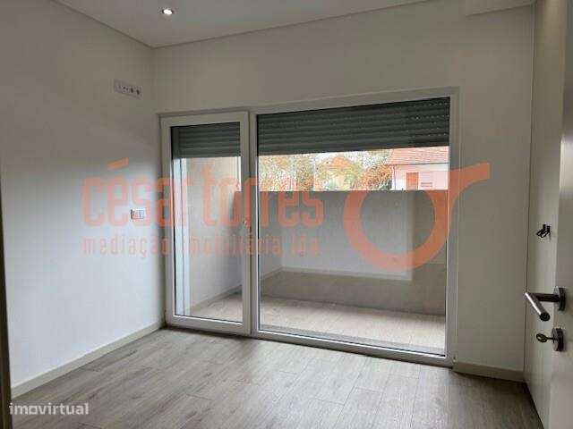 T2 para Arrendamento na Granja – Moderno, Luminoso e a 300 m da Praia - Grande imagem: 4/8