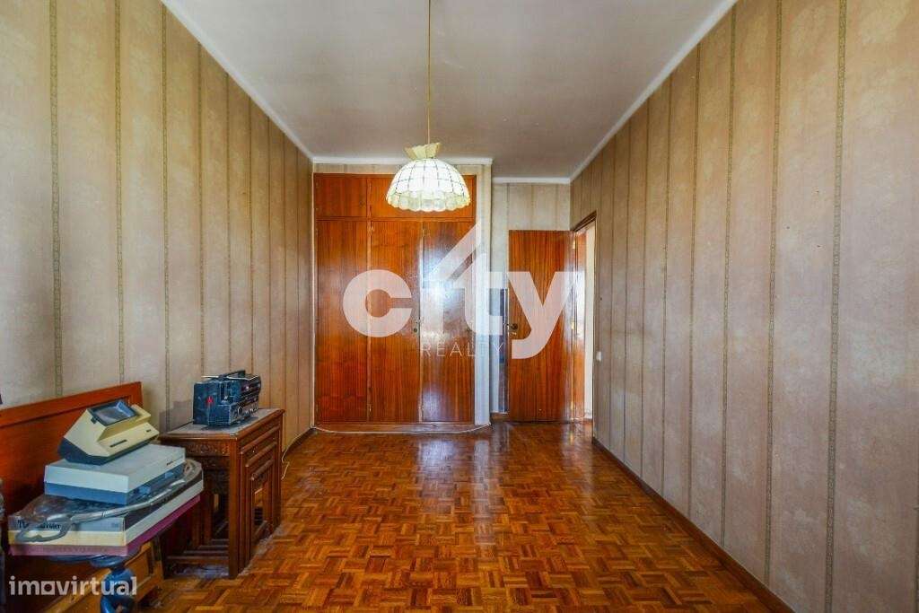 Apartamento T3 para remodelar situado na prestigiada Urbanização da Po-24