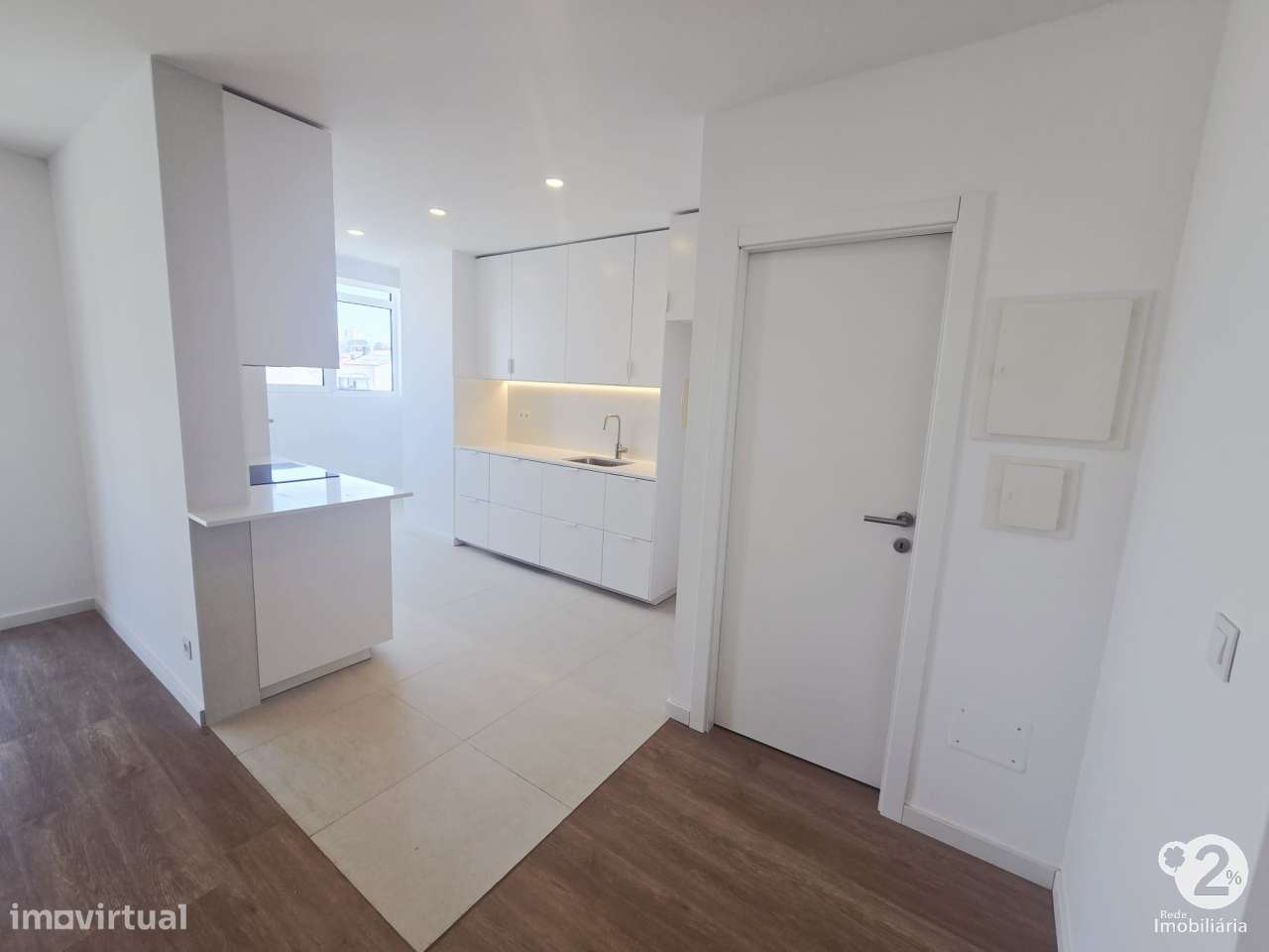 Apartamento T2 Renovado no Porto ( Torrinha )-14